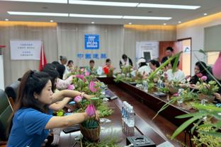 迪亚斯半场送出4次关键传球全场最多，曼联全队仅有2次关键传球